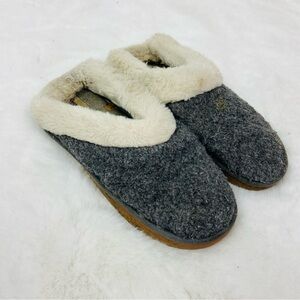 Dearfoams Tan and Gray comfy Slippers size 9-10 large